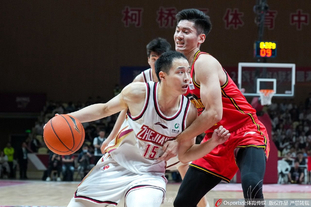 莱万：赛前准备中有很多地方没有做好；比赛场地简直像溜冰场（莱万直言：赛前准备问题不少，场地滑如溜冰场）